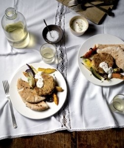 Bonenburger Met Geroosterde Groenten En Yoghurtsaus