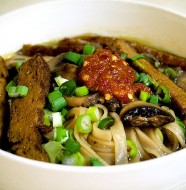 pho met seitan en noedels