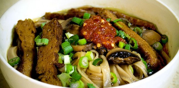 pho met seitan en noedels